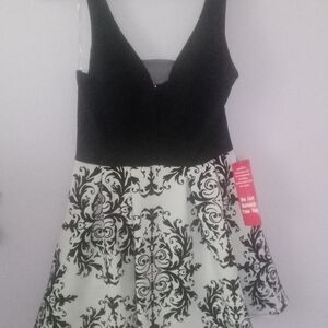 Black & White Patterned Mini Dress - Sleeveless V-Neck
